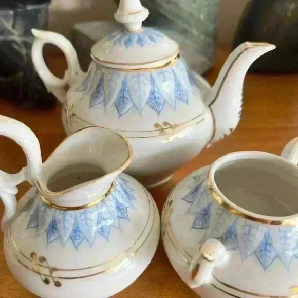 Child's Tea Set - Picture 2 of 4